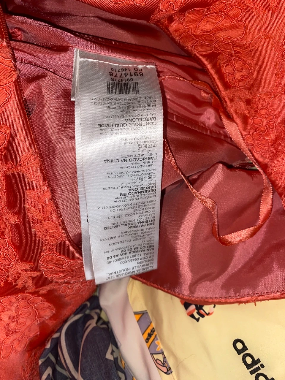 robe longue de cérémonie de mariage avec manteau couleur corail de la marque Pronovias – photo 12